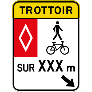 Voie réservée aux bicyclettes sur trottoir