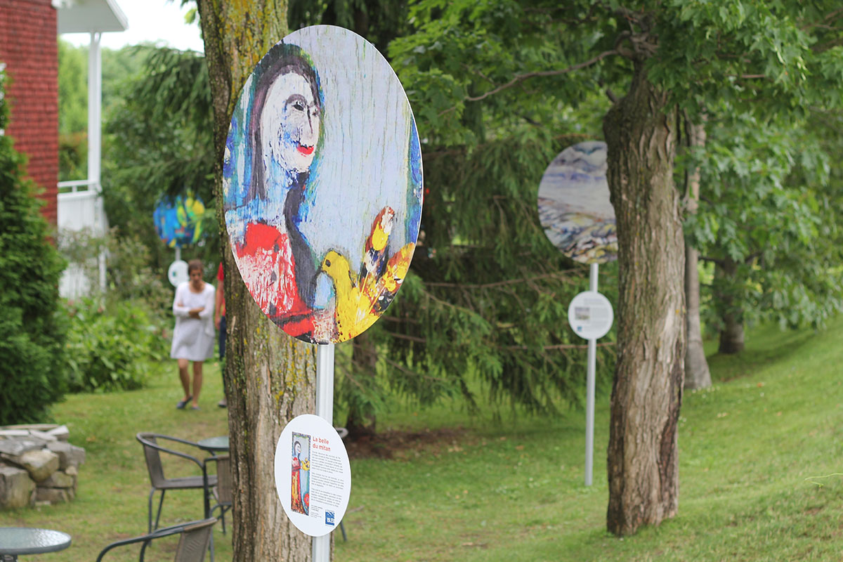 Panneaux d'aluminium ronds personnalisés installés sur poteaux pour une exposition extérieure en parc