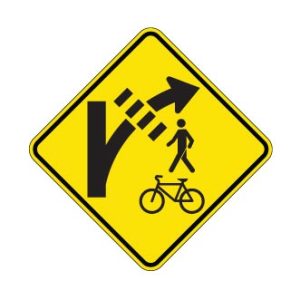 Signal avancé de passage pour piétons et bicyclettes dans un îlot déviateur