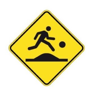 Signal avancé d'un terrain de jeu ou de passage près, sur dos d'âne allongé