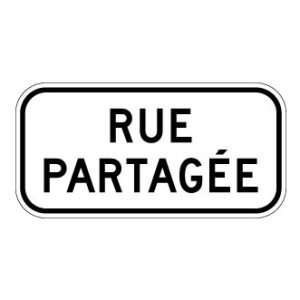 Installé sous le panneau « Rue partagée » (P-345)