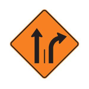 Signal avancé de direction des voies tout droit et à droite